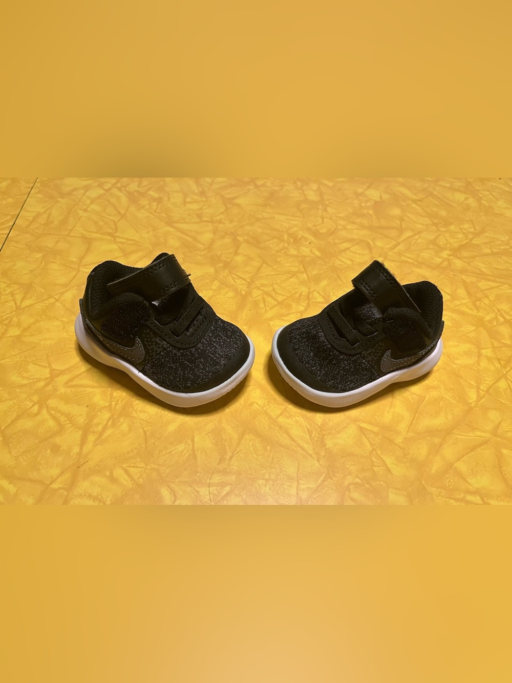 NWOT Nike Newborn Velcro Sneakers - Picture 4 of 8